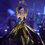 Gaya Selebriti di Konser Penobatan Raja Charles III, Baju Katy Perry Disamakan Bungkus Permen!