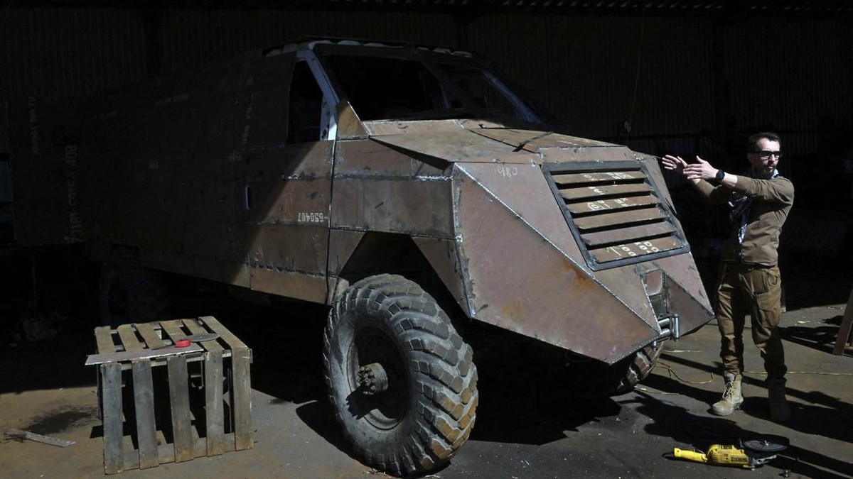 FOTO: Kendaraan Ala Film Mad Max di Medan Tempur Ukraina