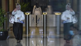 FOTO: Momen Kadinkes Lampung Reihana Penuhi Panggilan KPK
