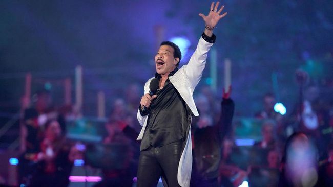 Lionel Richie performs during a concert at Windsor Castle in Windsor, England, Sunday, May 7, 2023, celebrating the coronation of King Charles III. It's one of several events over a three-day weekend of celebrations.     Kin Cheung/Pool via REUTERS