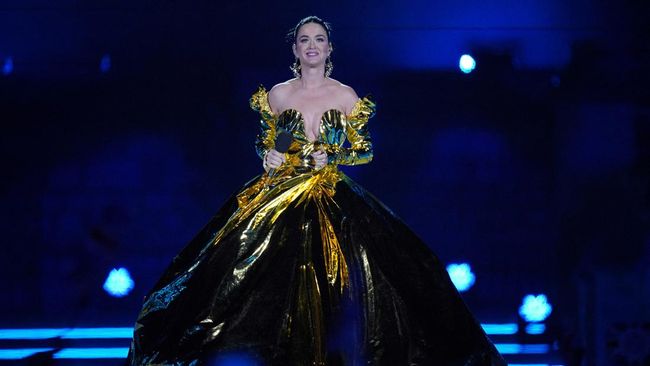 Katy Perry tampil mulus di Konser Penobatan Raja Charles III, lebih mulus dibanding saat nyasar cari kursi kala Penobatan Raja.