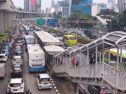 Lalin Pancoran Arah Semanggi Macet, Laju Bus TransJ Ikut Tersendat