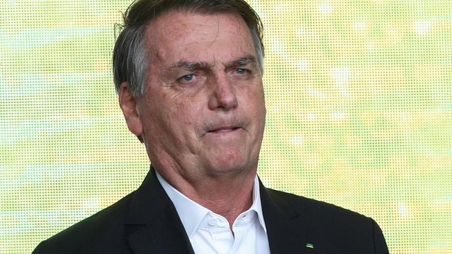 Mantan Presiden Brasil Jair Bolsonaro wajib memakai alat pemantau elektronik sembari menunggu putusan sidang tuduhan rencana kudeta.