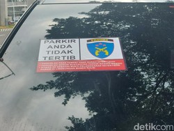 Tak Tertib, Mobil di Jalur Sepeda Kantor ASEAN Ditandai oleh Provos Polri