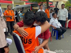 Momen AKBP Achiruddin Berulang Kali Peluk Anaknya saat Rekonstruksi