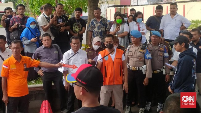 AKBP Achiruddin dan Aditya Hasibuan menjalani rekonstruksi kasus penganiayaan Ken Admiral. Keduanya terlihat menggunakan baju tahanan.