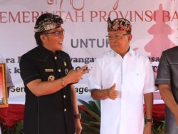 Momen Mesra Giri Prasta dan Koster, dari Pose Jempol hingga Dua Jari
