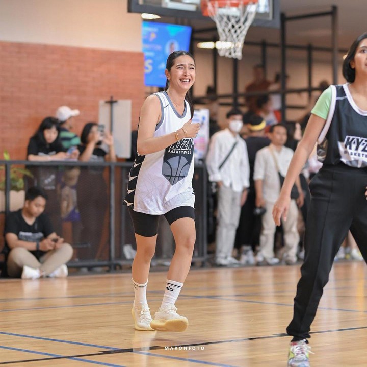 <p>Penampilan itu ia perlihatkan ketika Nabila Syakieb menghadiri acara ulang tahun Kalundra, anak Tya Ariestya. Nabila dan para ibu-ibu lainnya mendadak bertanding basket. "Mendadak anak basket gara2 @tya_ariestya, yang penting salam olahraga yakannnnn," tulisnya. (Foto: Instagram @nsyakieb85)</p>