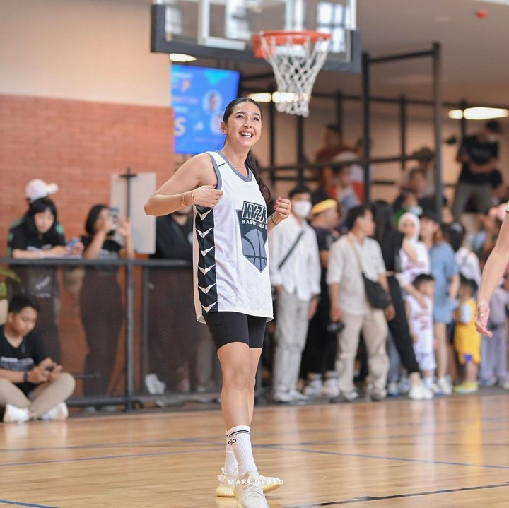 <p>Dikenal dengan penampilannya yang feminin, bintang sinetron <em>Anugerah</em> ini tampil berbeda dalam unggahan terbaru di Instagram. Nabila Syakieb tampil sporty ketika bermain bola basket. (Foto: Instagram @nsyakieb85)</p>