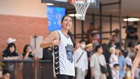 <p>Dikenal dengan penampilannya yang feminin, bintang sinetron <em>Anugerah</em> ini tampil berbeda dalam unggahan terbaru di Instagram. Nabila Syakieb tampil sporty ketika bermain bola basket. (Foto: Instagram @nsyakieb85)</p>