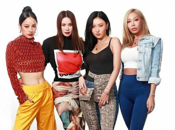 Pada 2020, Uhm Jung Hwa bergabung dengan Lee Hyori, Hwasa dan Jessi sebagai anggota supergrup, Refund Sister. Mereka debut dengan single “Don’t Touch Me” yang sukses meraih posisi pertama di Gaon Chart./Foto: instagram.com/umaizing