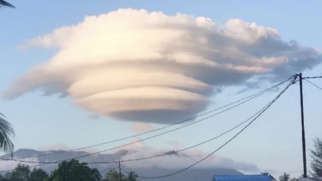 Awan berbentuk topi atau UFO muncul di Natuna, Kepulauan Riau. Apakah awan ini berbahaya? 