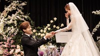 <p>Melalui kolom komentar, ada banyak ucapan selamat yang diberikan rekan artis hingga netizen. Mereka mendoakan agar pernikahan tersebut diberkahi. "Selamat 7Oppa dan Unnie. Semoga rumah tangga kalian diberkahi, dibanjiri kasih sayang, dan saling mengisi setiap hari," ujar @sen****. (Foto: Instagram @se7enofficial dan @leedahey4eva)<br /><br /><br /></p>