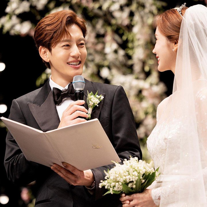 <p>Pada Sabtu (6/5/2023), aktris Lee Da Hae menikah dengan penyanyi SE7EN secara tertutup, Bunda. (Foto: Instagram @se7enofficial dan @leedahey4eva)<br /><br /><br /></p>