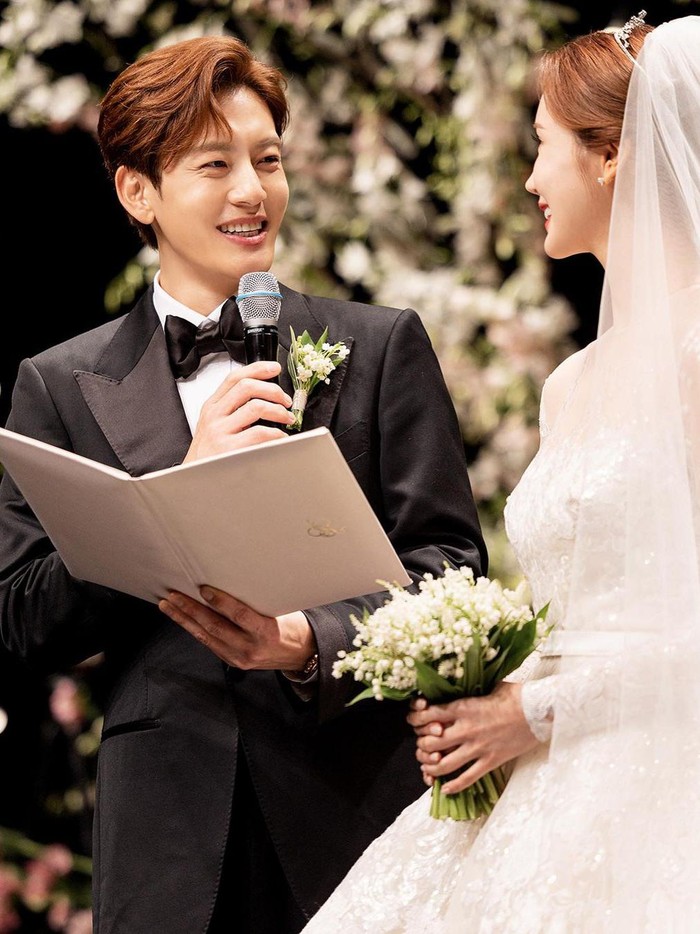 Pernikahan keduanya dilaksanakan di Seoul, Korea Selatan dan dihadiri oleh keluarga hingga teman sesama selebriti./ Foto: instagram.com/se7enofficial