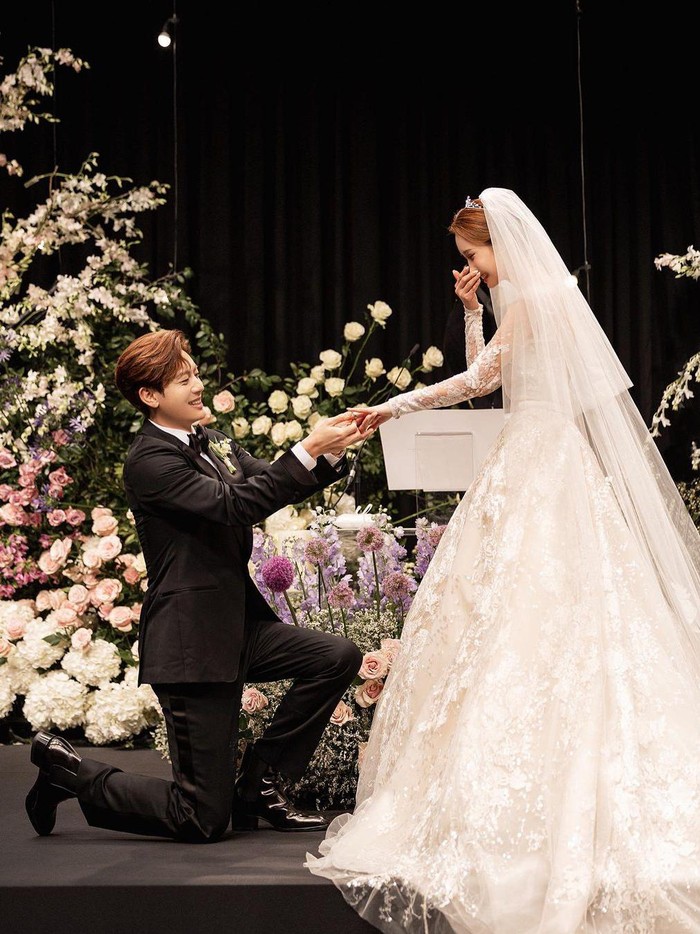 Menjadi salah satu pasangan selebriti Korea dengan hubungan yang awet, pernikahan keduanya pun telah lama dinantikan oleh penggemar./ Foto: instagram.com/leedahae4eva