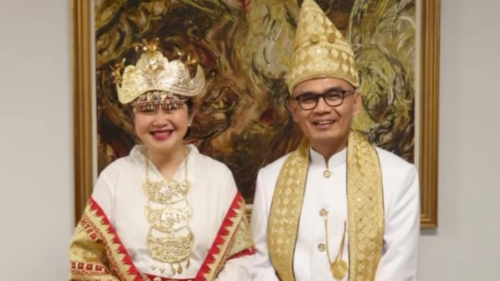 Bikin Bangga! Dubes RI untuk Inggris Kenakan Busana Tradisional Lampung Saat Hadiri Penobatan Raja Charles III