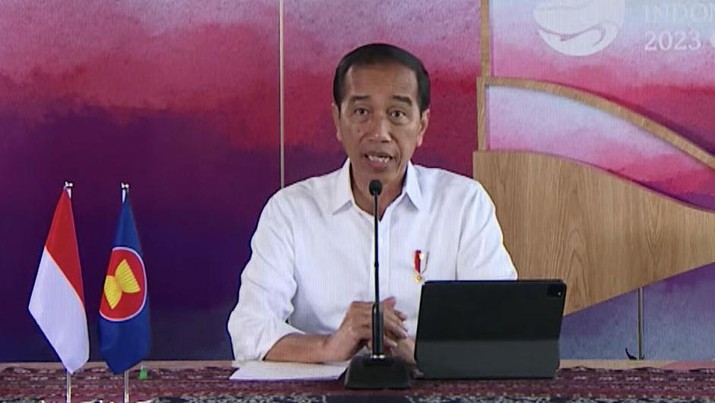 Presiden Joko widodo saat konferensi pers di Labuan bajo, NTT, Senin (8/5/2023). (YouTube/Sekretariat Presiden)