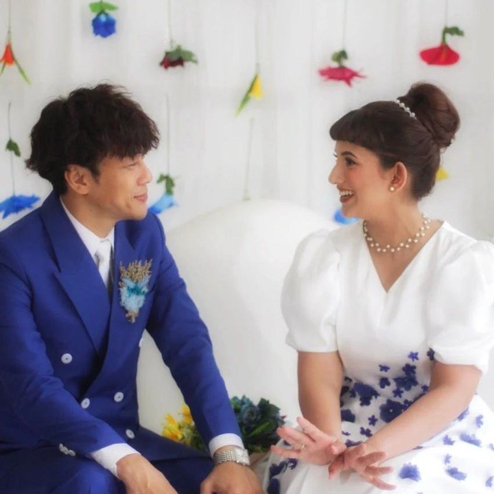 <p>Selain itu, pengantin baru ini juga menuturkan terima kasih pada tamu undangan yang sudah hadir menjadi saksi hari sakral keduanya. "Terima kasih juga yang sudah datang, semoga semua senang & makan kenyang. Terakhir, terima kasih banyak sahabat-sahabat yang baik hati & mau direpotin dari awal persiapan sampai selesai acara," tuturnya, dikutip dari akun Instagram @qurrrotuayun dan @qibil. (Foto: Instagram @qurrrotuayun dan @qibi)<br /><br /><br /></p>
