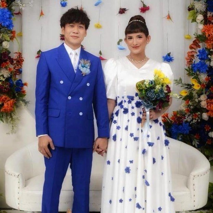 <p>Sang gitaris akhirnya resmi menikahi kekasihnya yang bernama Qurrotu Ayun pada Sabtu (6/5/2023) di usia 41 tahun. (Foto: Instagram @qurrrotuayun dan @qibi)<br /><br /><br /></p>