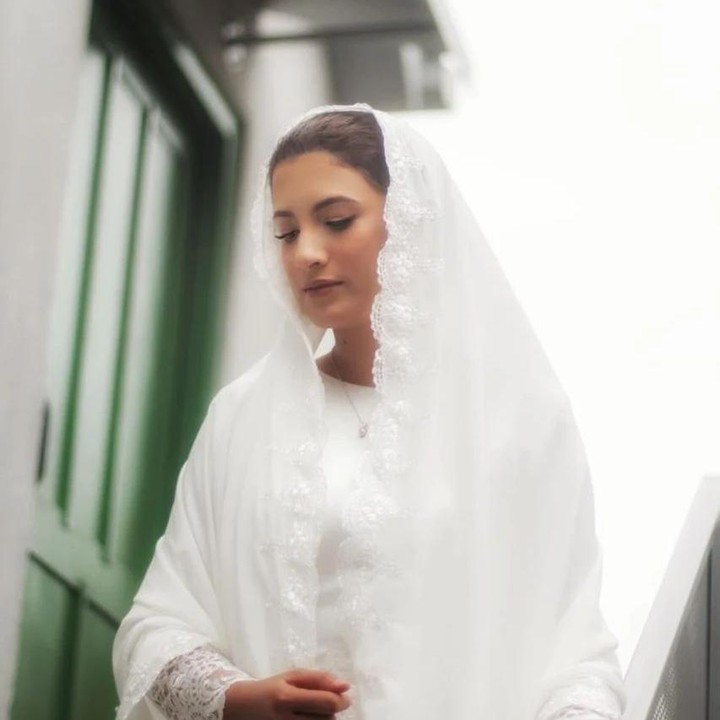 <p>Selain itu, kecantikan sang istri juga jadi sorotan. "Istrinya cantiiikkkk," ujar akun @khalis***. (Foto: Instagram @qurrrotuayun dan @qibi)<br /><br /><br /></p>