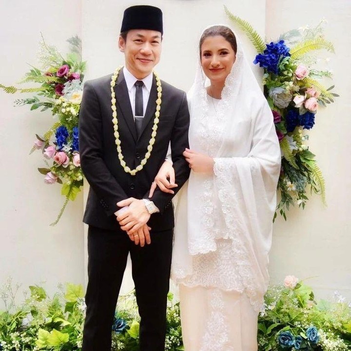 <p>Muhammad Iqbal atau Qibil, gitaris band The Changcuters muncul dengan kabar bahagia, Bunda. Beberapa hari yang lalu, ia baru saja mengakhiri masa lajangnya, lho. (Foto: Instagram @qurrrotuayun dan @qibi)<br /><br /><br /></p>