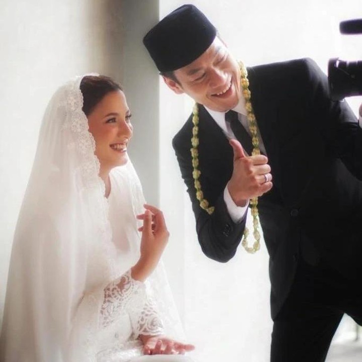 <p>Selamat menempuh hidup baru untuk Qibil dan Qurrotu Ayun. Kita doakan, semoga rumah tangga mereka langgeng dan bahagia selalu, ya. (Foto: Instagram @qurrrotuayun dan @qibi)</p>