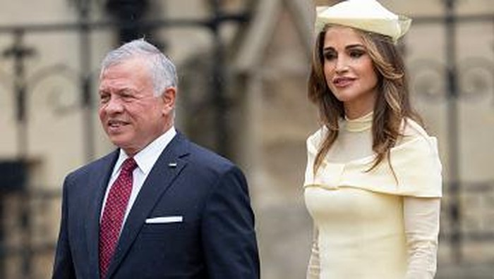 LONDON, ENGLAND - MAY 6: King Abdullah II of Jordan and Queen Rania of Jordan arrive at Westminster Abbey for the Coronation of King Charles III and Queen Camilla on May 6, 2023 in London, England. The Coronation of Charles III and his wife, Camilla, as King and Queen of the United Kingdom of Great Britain and Northern Ireland, and the other Commonwealth realms takes place at Westminster Abbey today. Charles acceded to the throne on 8 September 2022, upon the death of his mother, Elizabeth II. (Photo by Mark Cuthbert/UK Press via Getty Images)