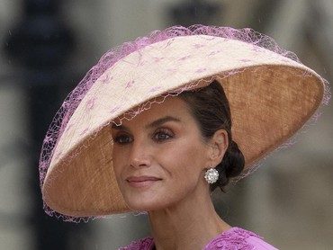 Viral Topi Anyaman Ratu Spanyol yang Disebut Mirip Tutup Lampu