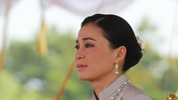 <p>Ratu Suthida Bajrasudhabimalalakshana merupakan wanita yang kerap mencuri perhatian di Kerajaan Thailand. Dia adalah istri keempat Raja Maha Vajiralongkornand. (Foto: Chaiwat Subprasom/SOPA Images/LightRocket via Getty Images)</p>