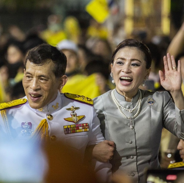 <p>Raja Maha Vajiralongkorn menikahi Ratu Suthida sebagai istri keempat pada Mei 2019. Keduanya terpaut usia 26 tahun, Bunda. (Foto: Lauren DeCicca/Getty Images)</p>