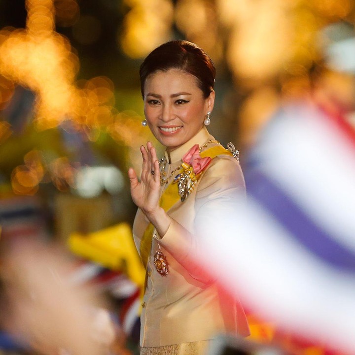 <p>Sempat menjadi pramugari, Suthida kemudian bergabung dengan Pengawal Ratchawanlop yang bertugas melindungi Putra Mahkota. Setelah itu, ia naik pangkat menjadi jenderal di Angkatan Darat Kerajaan Thailand. (Foto: Chaiwat Subprasom/SOPA Images/LightRocket via Getty Images)</p>