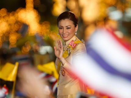 7 Potret Istri ke-4 Raja Thailand yang Elegan, Curi Perhatian di Penobatan Raja Charles III