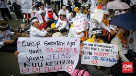 Ribuan Dokter dan Perawat Demo di Patung Kuda Tolak RUU Kesehatan