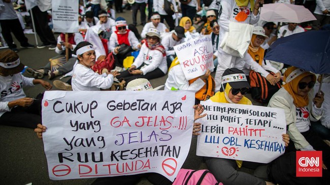 Dokter dan tenaga kesehatan (nakes) berdemo di Gedung DPR, Jakarta, untuk menolak pengesahan RUU Kesehatan lewat rapat paripurna hari ini.