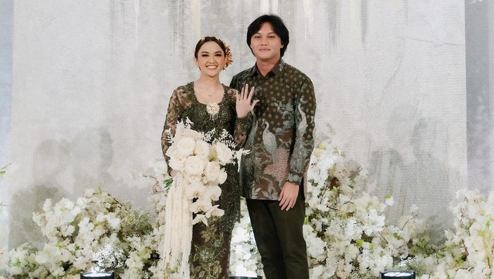 img-title Rizky Febian dan Mahalini Resmi Bertunangan! Intip Detail Gaya dan Momen Romantisnya