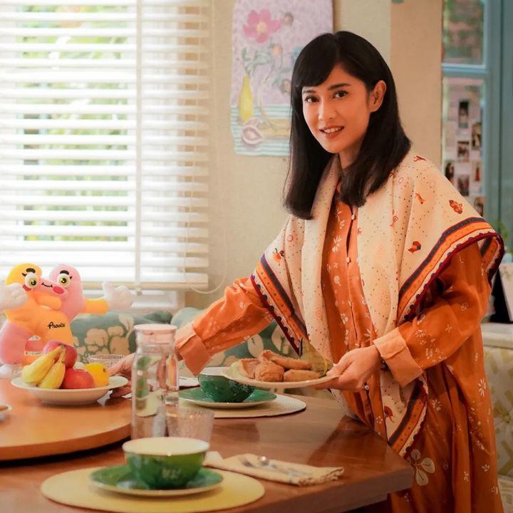 <p>Ruang makan Dian Sastrowardoyo juga tak kalah menarik. Kesan hangat begitu terasa di tempat berkumpulnya keluarga yang satu ini. (Foto: Instagram @therealdisastr)</p>