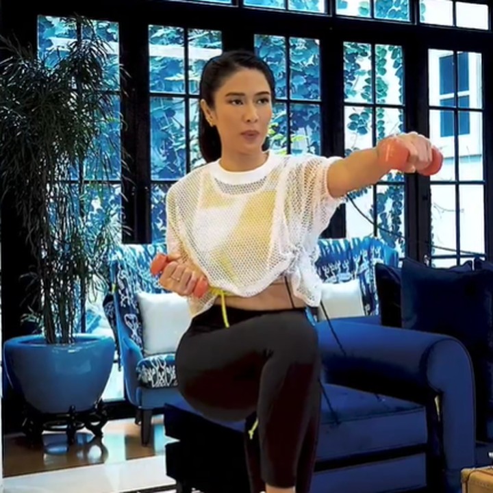 <p>Bagian ruang keluarga Dian dibatasi dengan jendela kaca yang menghadap langsung ke kebun. Tempat ini menjadi spot favorit Dian untuk berolahraga. (Foto: Instagram @therealdisastr)</p>
