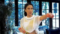 <p>Bagian ruang keluarga Dian dibatasi dengan jendela kaca yang menghadap langsung ke kebun. Tempat ini menjadi spot favorit Dian untuk berolahraga. (Foto: Instagram @therealdisastr)</p>