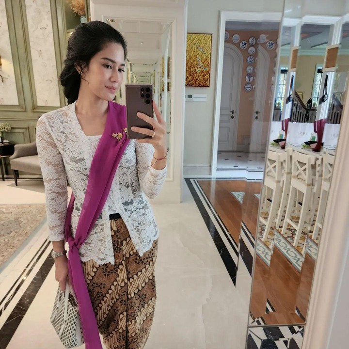 <p>Warna putih yang kalem mendominasi interior rumah Dian Sastrowardoyo. Bagian dalam rumah terlihat sangat bersih dan tenang. (Foto: Instagram @therealdisastr)</p>