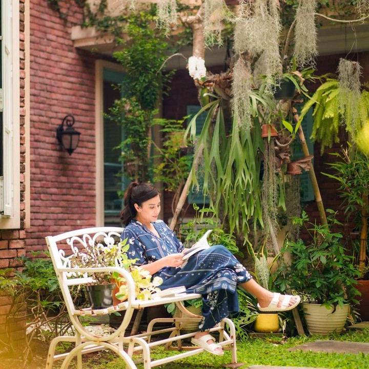 <p>Dian bercerita, tanaman memiliki tempat spesial di hatinya. "Kebun atau taman di rumah adalah tempat terdekat kita berinteraksi dengan alam, dan buatku, menanam pohon adalah salah satu bentuk cinta kita kepada alam," kata Dian. (Foto: Instagram @therealdisastr)</p>