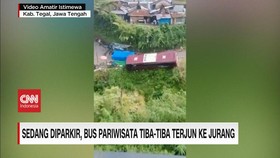 VIDEO: Sedang Diparkir, Bus Pariwisata Tiba-tiba Terjun ke Jurang