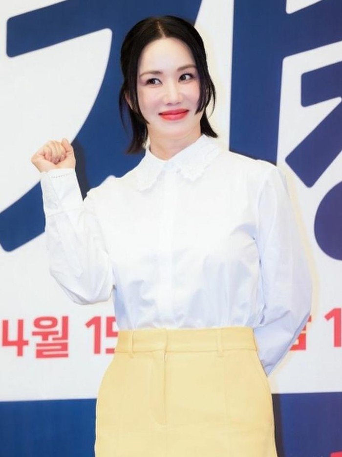 Sejak saat itu, Uhm Jung Hwa menjelma menjadi artis perempuan populer di Korea Selatan. Bahkan, saat ini ia kembali menempati posisi pertama sebagai aktris paling menarik lewat karakternya di drama “Doctor Cha”./Foto: instagram.com/umaizing