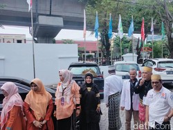 Elite PKS Sulsel Pakai Baju Adat Daftarkan 85 Bacaleg DPRD Provinsi ke KPU
