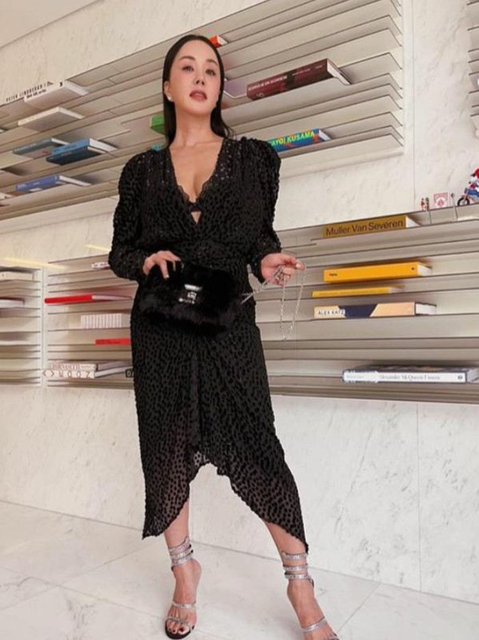 Selain aktif di seni peran dan musik, Uhm Jung Hwa juga sukses merilis brand pakaian miliknya dengan nama “Corner Suite” dan “ZHUM in New York”./Foto: instagram.com/umaizing