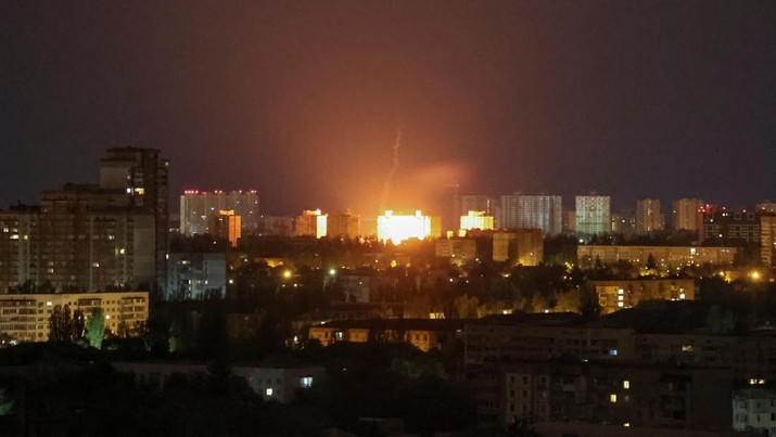Serangan pesawat tanpa awak milik militer Rusia di Kota Kyiv, Ukraina, Senin (8/5/2023). (REUTERS/Gleb Garanich)
