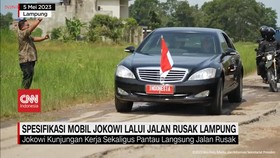 VIDEO: Spesifikasi Mobil Jokowi Lalui Jalan Rusak Lampung