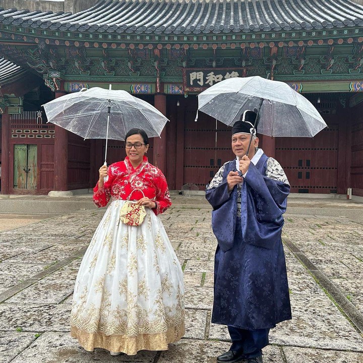 <p>Potret bersama sang suami lantas menuai banyak komentar dari netizen. Ada yang menyebut keduanya romantis, lho. "Slide foto ke 8. Romantisnya Bu.. sama Bapak," ujar @ho.he****. (Foto: Instagram @smindrawati)</p>