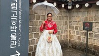 <p>Di sana, ia mengenakan hanbok lengkap dengan aksesori pendukung. Selama di tempat wisata tersebut, ia juga mengabadikan beberapa momen dengan berfoto. "Menyewa baju tradisional Korea Hanbok selama satu jam untuk berfoto di lokasi Istana Museum. Sempat berpose bersama beberapa turis yang juga memakai Hanbok," tuturnya, dikutip dari akun @smindrawati. (Foto: Instagram @smindrawati)<br /><br /><br /></p>