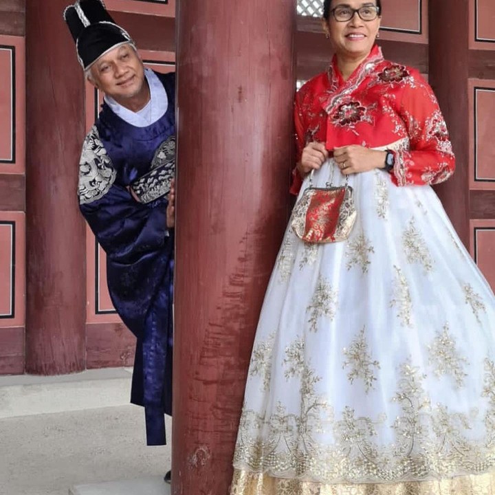 <p>Sri Mulyani juga mengajak sang suami, Tonny Sumartono, untuk berfoto dengan pose lucu di salah satu spot nih, Bunda. (Foto: Instagram @smindrawati)<br /><br /></p>